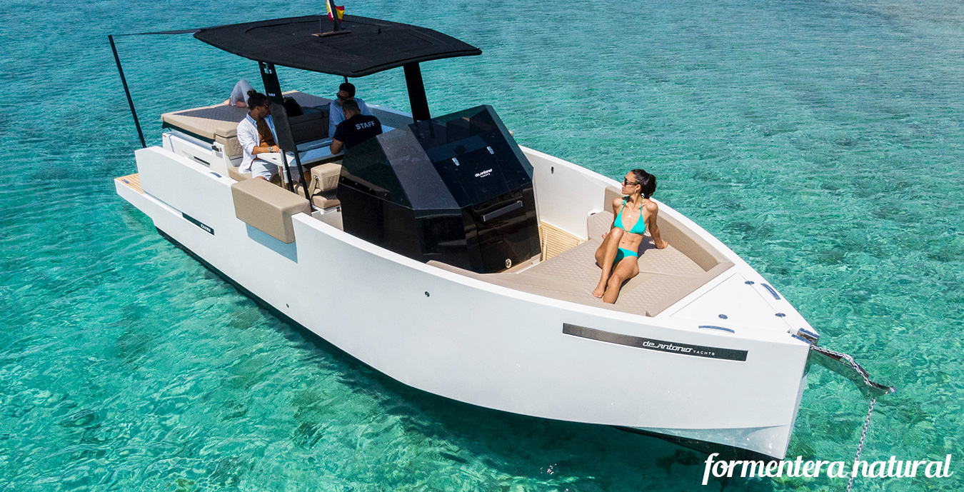 boat-whit-skeeper- Formentera boat-whit-skeeper- Formentera